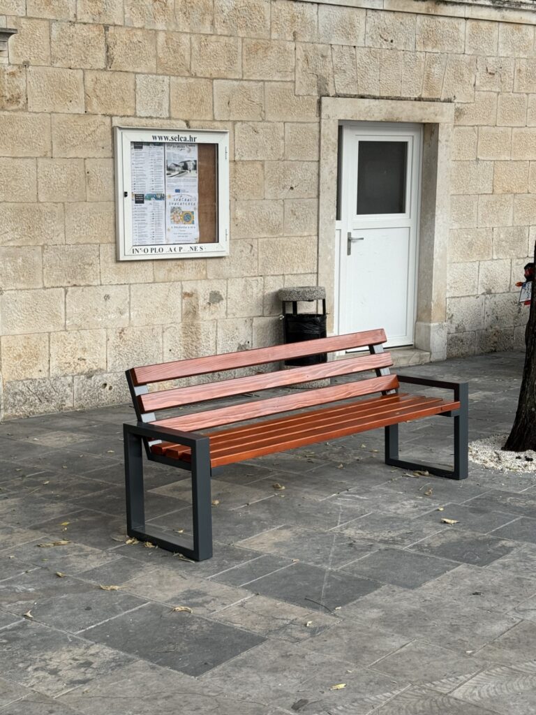 Moderna Klupa s Naslonom